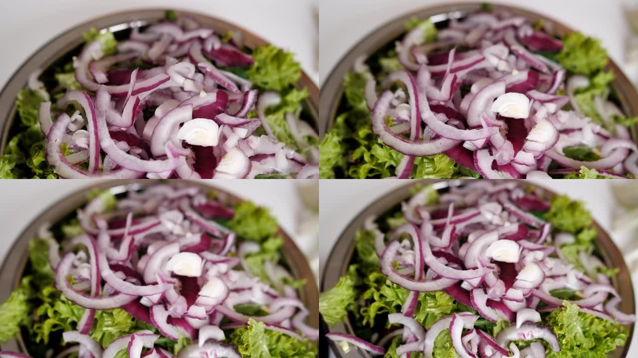 碗里有紫色洋葱的蔬菜沙拉特写。