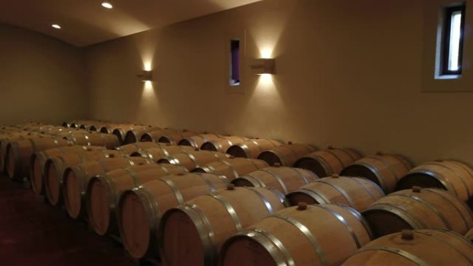 法国波尔多葡萄园酒窖中的橡木桶生产线，可完美发酵葡萄酒