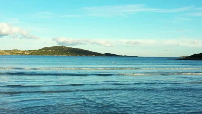 意大利撒丁岛塔沃拉拉岛的背景是美丽透明的大海的鸟瞰图。
