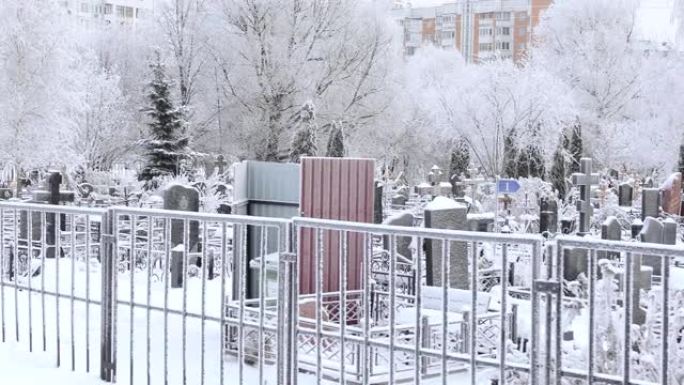 白雪覆盖的墓地