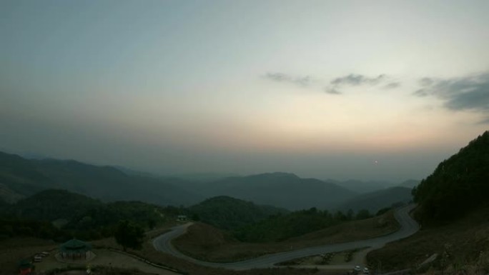 泰国的日落与层山和道路