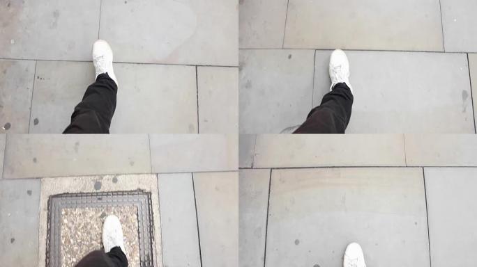 穿着白鞋走在街上的脚