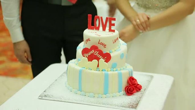 新娘和新郎是关于蛋糕的