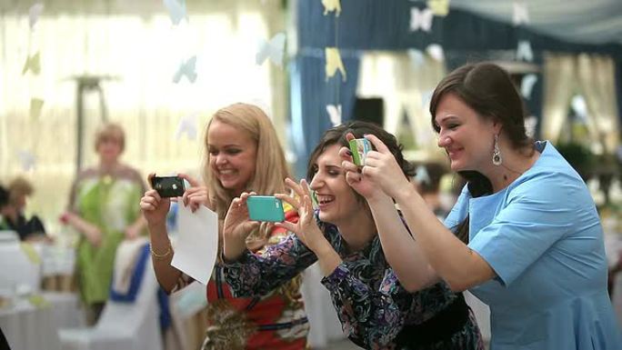 白俄罗斯，明斯克2014: 女孩在iphone上拍照