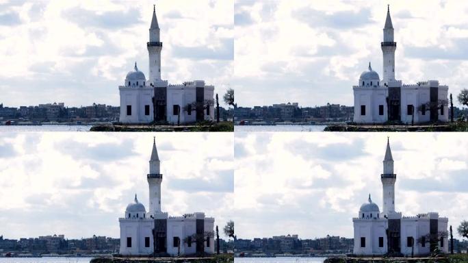 在多云的天空下，在地中海附近的亚历山大港的一座清真寺的景色。