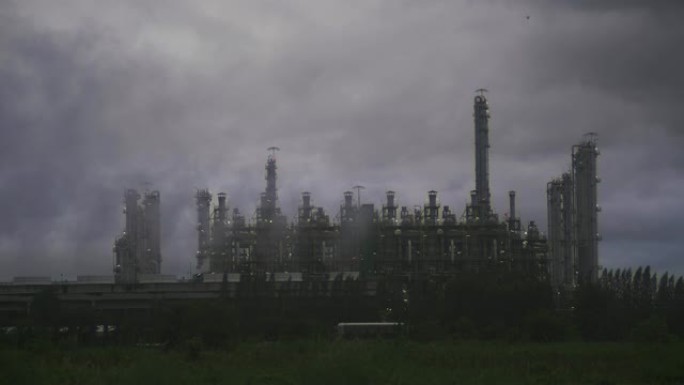 工业炼油厂形成夜间黄昏的工业区，储油罐，工厂设备工业
