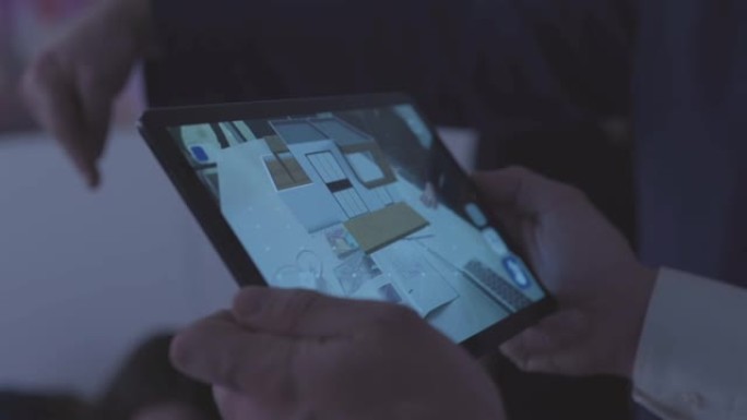 男人拿着平板电脑并使用家庭设计程序的特写镜头。股票。设计软件程序