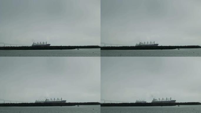 大雾险恶的哥伦比亚河上的货船