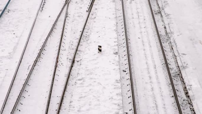 雪地里的铁路，俯视图，摄像机向前移动。