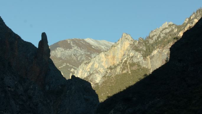 高原上的观音石像延时日照金山