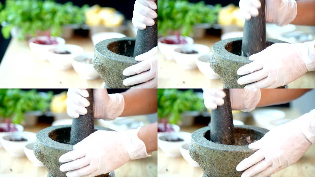 CU Dolly right: 用树林在研钵中敲打和研磨garlics的手。