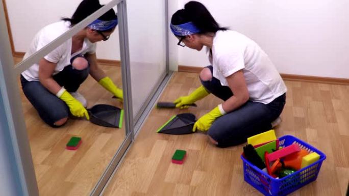 女性清洁剂擦拭地板