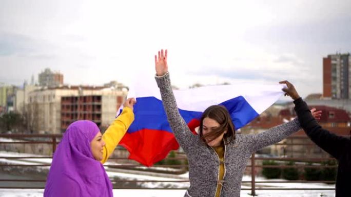 带有俄罗斯国旗的多样化妇女群体