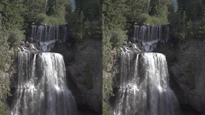 亚历山大瀑布，惠斯勒，不列颠哥伦比亚省垂直视频4K，UHD。