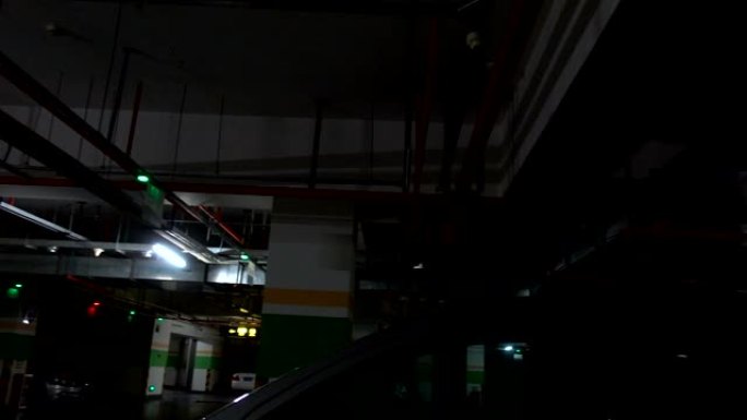 带监控灯的现代停车库