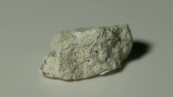 白色背景旋转的白垩矿物样品