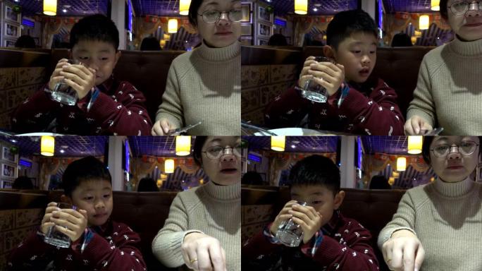 母子俩在西餐厅吃饭