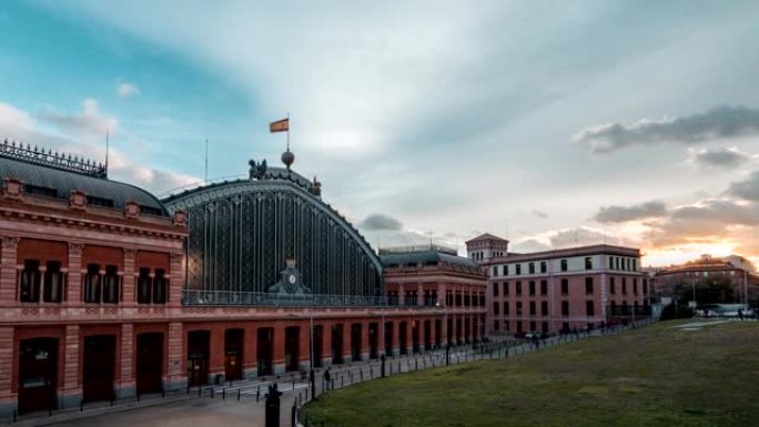 西班牙马德里的阿托查门火车站建筑的时间流逝。