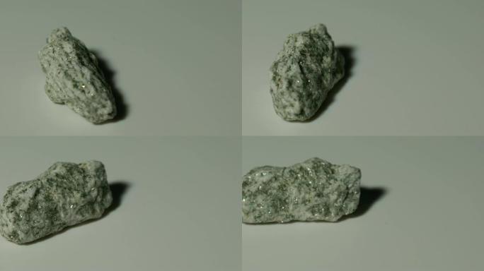 白色背景旋转的片麻岩矿物样品
