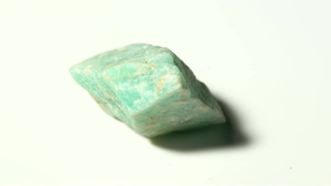 白色背景旋转的海蓝宝石矿物石样品