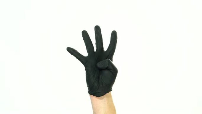男人的手在黑色橡胶手套中纹身的动作。