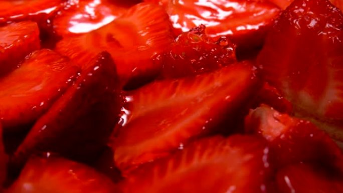 刀切掉一块草莓派