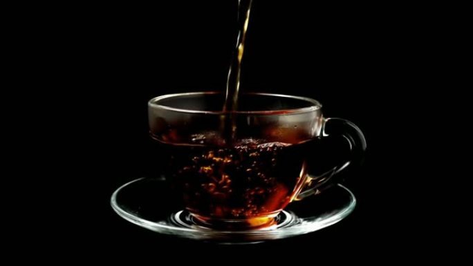 茶被倒进杯子里。慢动作。