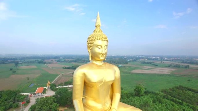 泰国Wat Muang的大佛像鸟瞰图