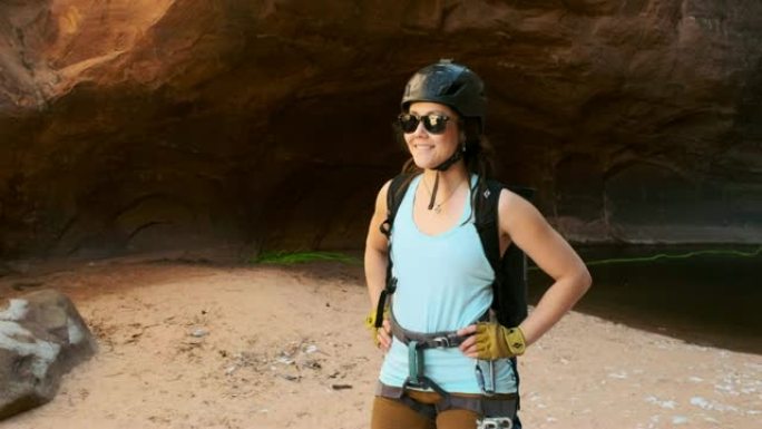 美国犹他州摩押的年轻女性攀岩者