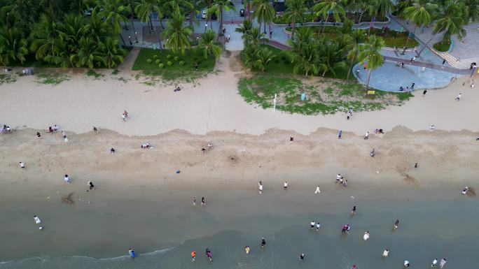 海南省三亚市三亚湾耶梦长廊沙滩上的游客