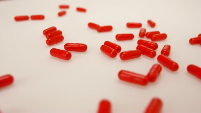 医学的概念。一堆药丸落在白色的桌子上。药物制剂。维生素。