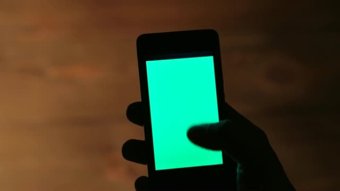 男性夜间使用智能手机，绿屏