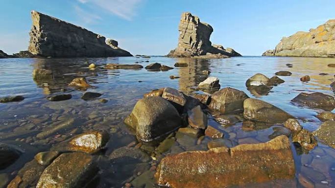 多莉拍摄天堂海海岸的岩石和悬崖