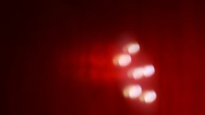 六个发光二极管灯在红色背景上移动