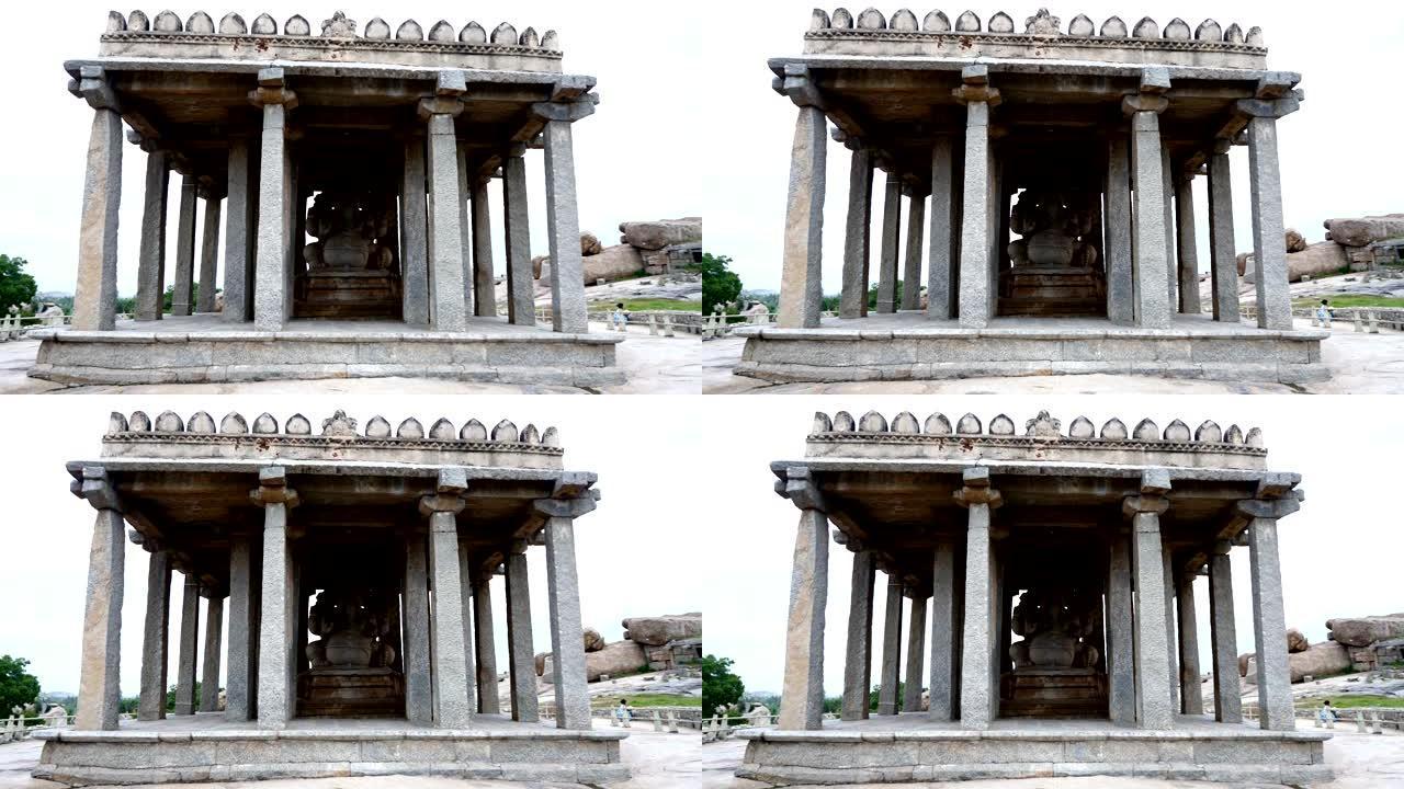印度教神在石柱雕塑内。