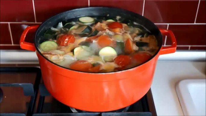 红锅配煮沸的蔬菜汤。