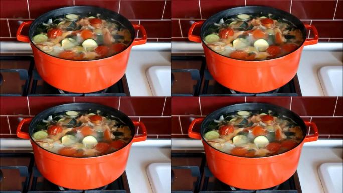 红锅配煮沸的蔬菜汤。