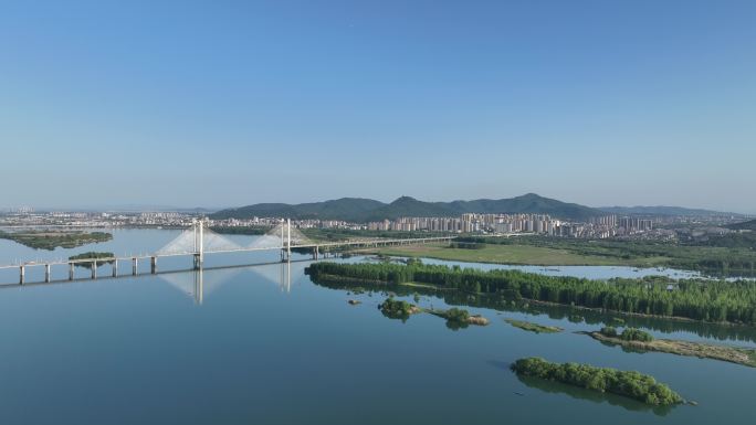 航拍襄阳汉江湿地卧龙大桥城市自然风光