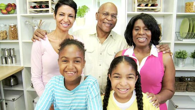 年轻女孩厨房非洲裔美国人母亲祖父母