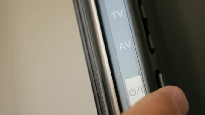 用手指电视4K 2160p超高清镜头打开和关闭现代发光二极管或等离子电源-手指按下电视背面的开-关电