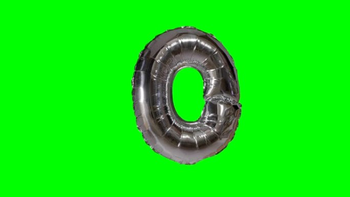 大字母O来自漂浮在绿色屏幕上的字母氦银气球