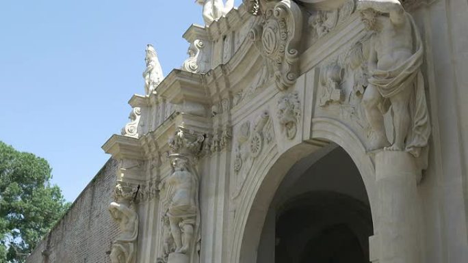 城堡门与阿特拉斯雕像