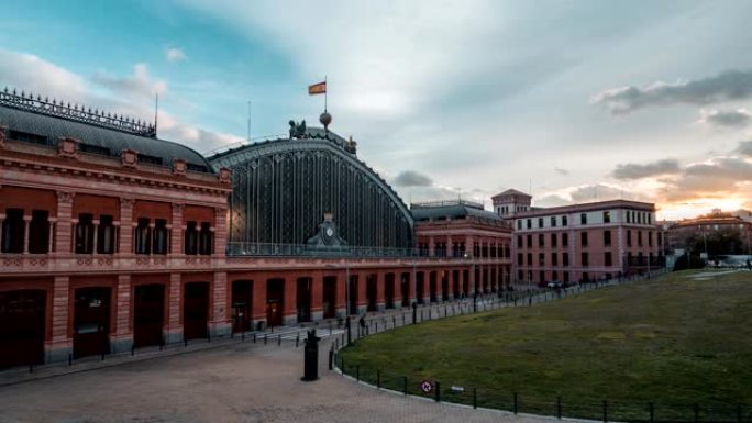 西班牙马德里的阿托查门火车站建筑的时间流逝。