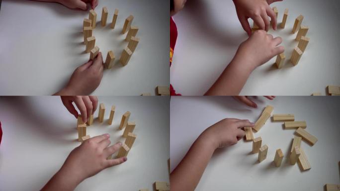 小孩子在室内玩很多木块。
