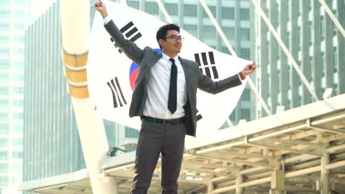 商人举起拳头庆祝韩国国旗的胜利