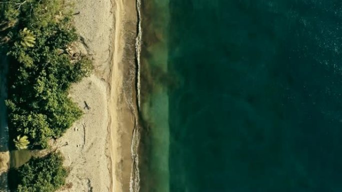 令人惊叹的空中无人机在遥远的热带海洋海岸的最小几何图像，沙滩郁郁葱葱的雨林丛林和水晶般清澈的蓝色水从