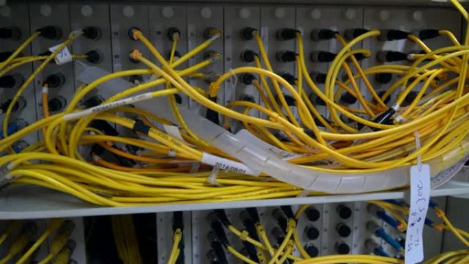 网络室中的光纤跳线