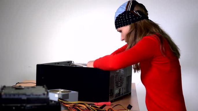 技术员女孩将主板安装到台式电脑机箱