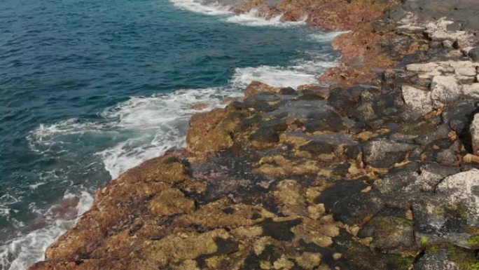 海浪，圆形的波浪飞溅蓝色和绿松石色和海岸线