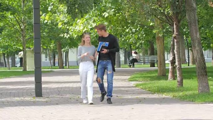 恋爱中的几个学生一起在校园里散步